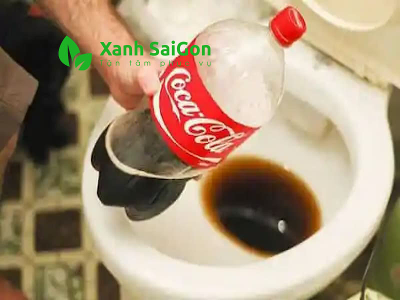 Sử dụng coca cola để thông tắc bồn cầu