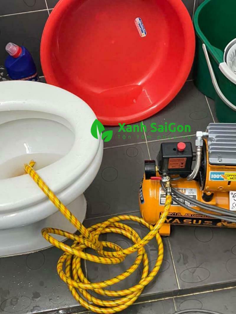 Xử lý bồn cầu toilet thoát nước chậm bằng máy hút bụi đa năng