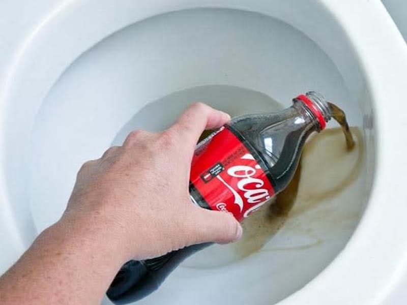 Ngừa vi khuẩn gây bệnh đóng bám trong bồn cầu bằng Coca Cola