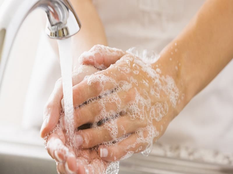Không rửa tay sạch sẽ sau khi vệ sinh bồn cầu