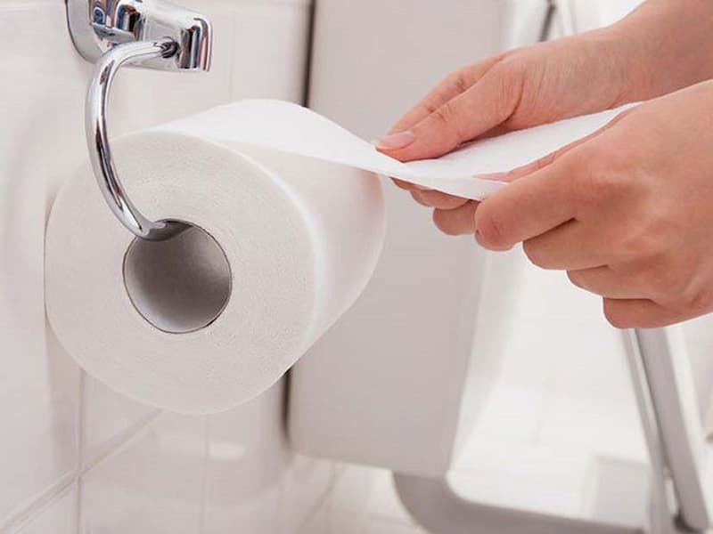 Sai lầm thường gặp khi vệ sinh bồn cầu là lạm dụng giấy vệ sinh