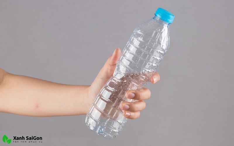 Có nên tự thông bồn cầu bằng chai nhựa tại nhà không