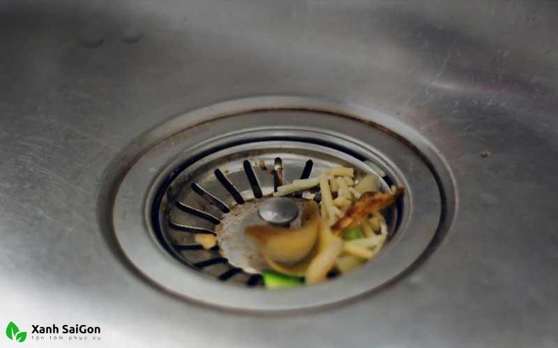 Tránh đổ rác thải trực tiếp xuống ống nước bồn rửa chén