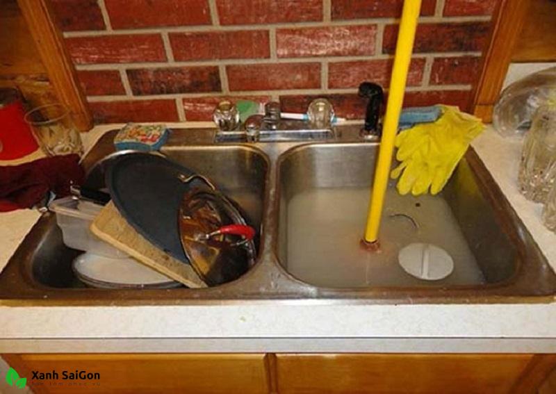 Bồn rửa chén không rút nước gây ra hậu quả nghiêm trọng ra sao