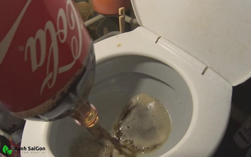 Cách xử lý khi bồn cầu bị nghẹt giấy bằng coca cola