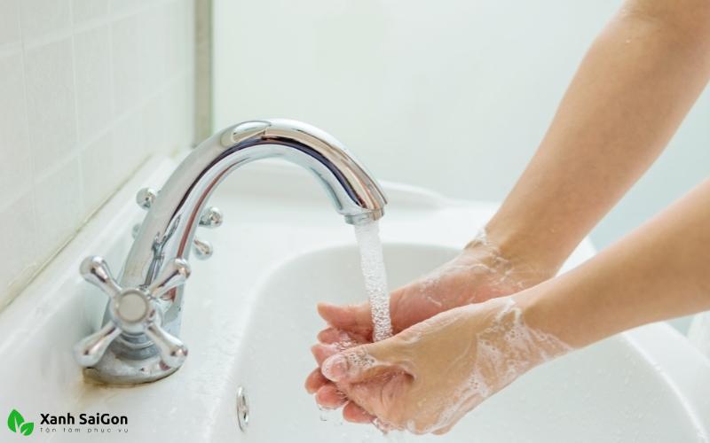 Không rửa tay xà phòng sau khi đi vệ sinh