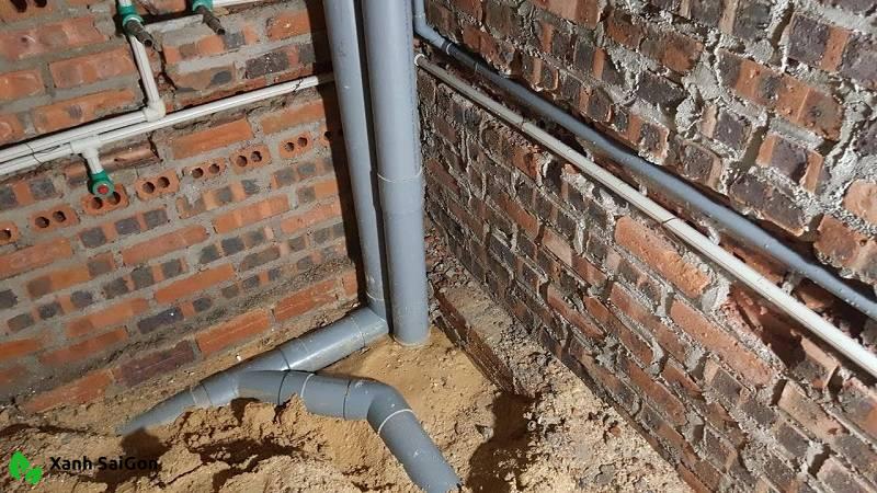 Lắp sai đường ống khiến nước chảy ngược vào nhà