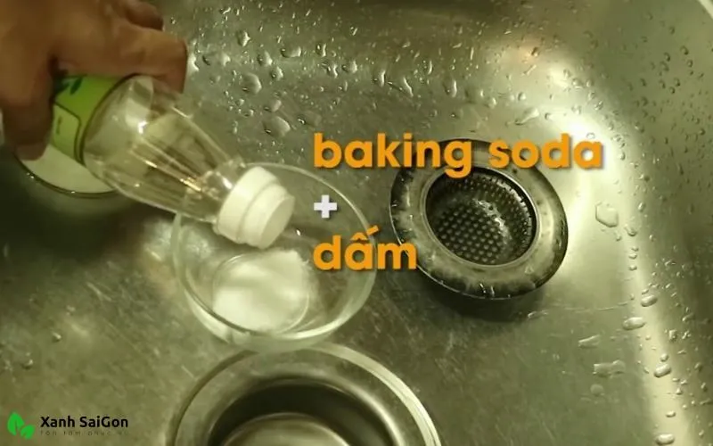 Sử dụng baking soda hoặc muối để thông cống nghẹt tại nhà