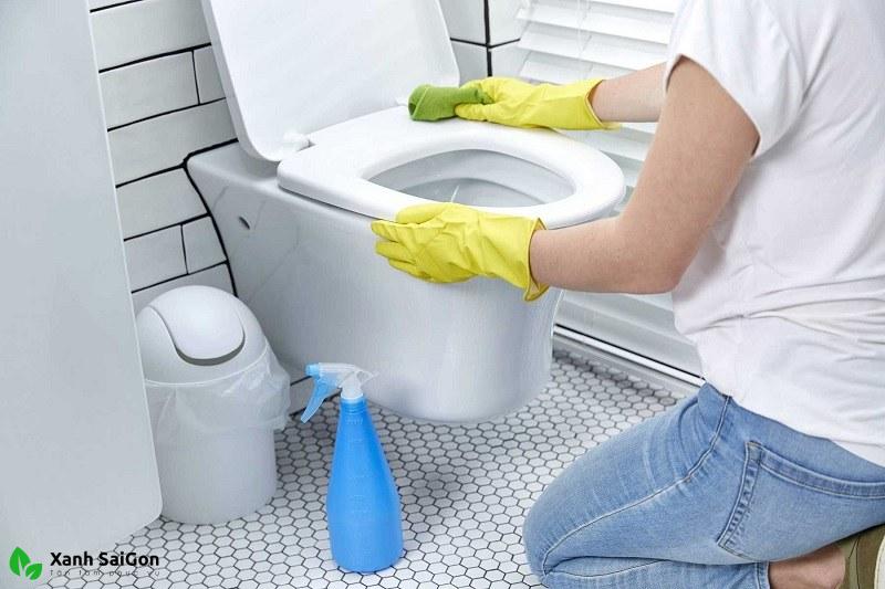 Sử dụng hóa chất khử mùi nhà vệ sinh hiệu quả