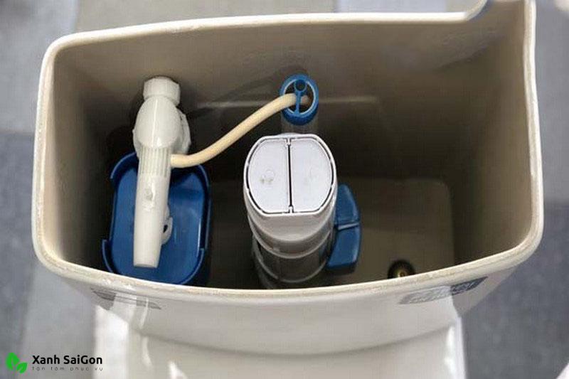 Sửa két nước bồn cầu bị rò bằng keo