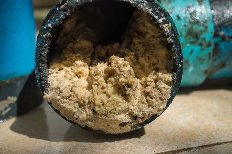Rác thải, thức ăn thừa xâm nhập vào đường ống gây tắc nghẽn đường ống
