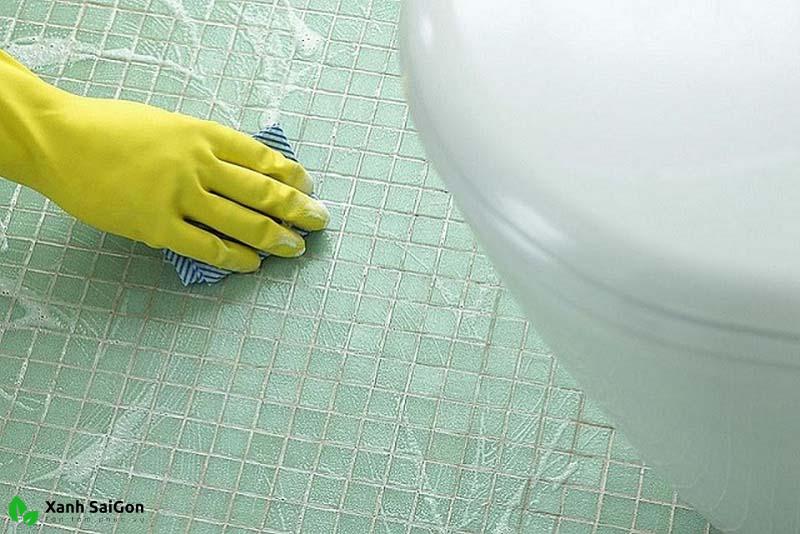 Cách tẩy các vết ố vàng nhà vệ sinh với nước trà xanh