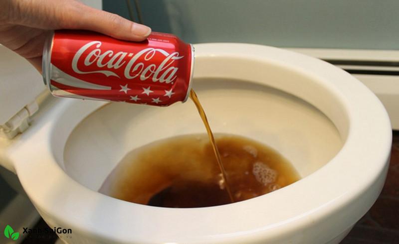 Coca cola hoặc than hoạt tính giúp tẩy vết ố vàng trong nhà vệ sinh